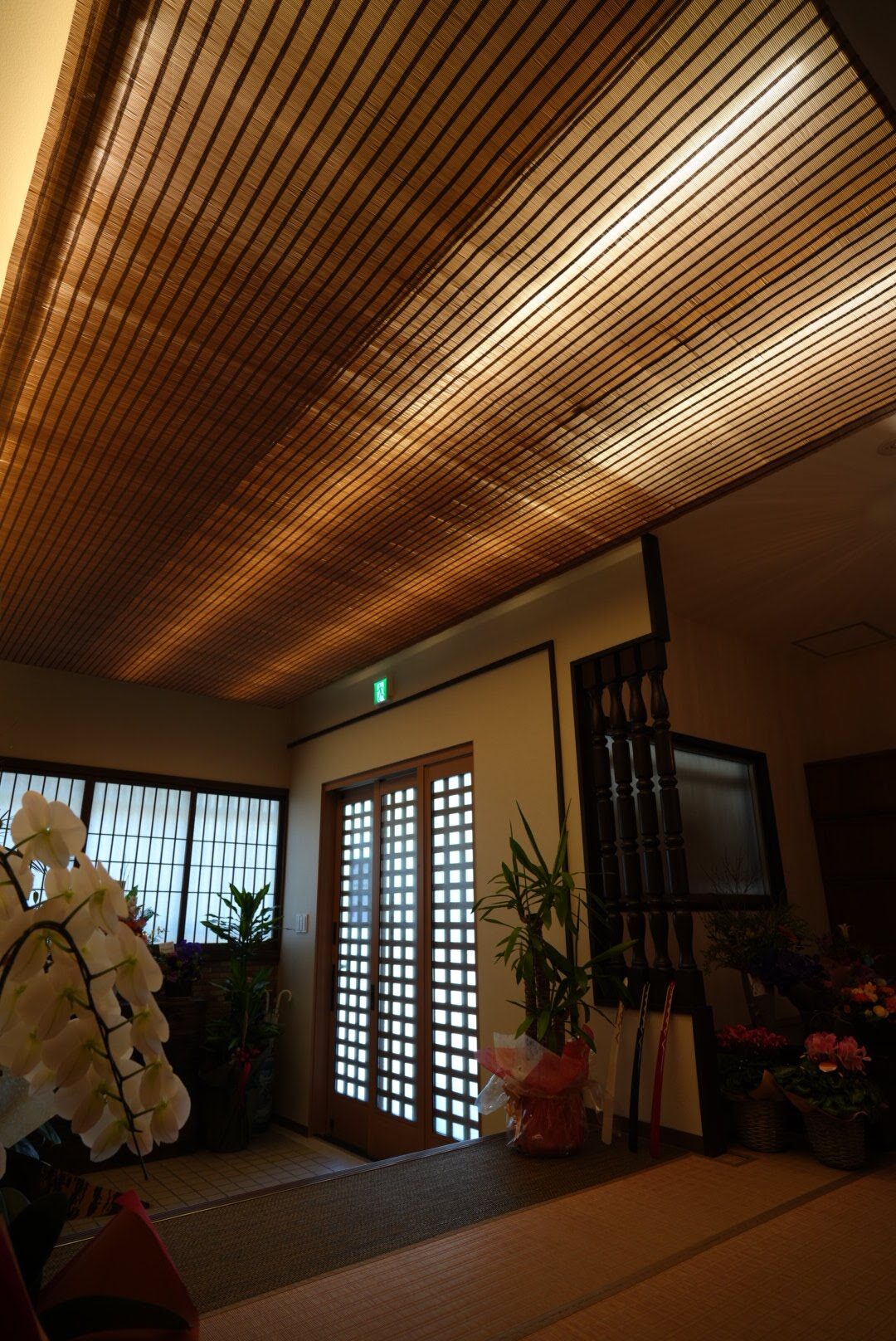 Crafting Tranquility: Fukuoka Ryokan’s Ceiling Elegance by SHIKADA SANGYO