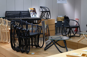 「隈研吾デザイン ラタン家具と季節の室礼」会場風景