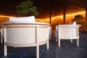 株式会社八芳園 本館 メインロビー 鹿田室礼”R”テクスチャ採用チェア