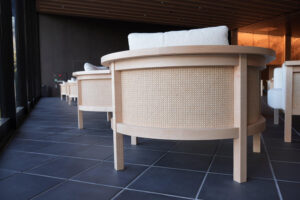 株式会社八芳園 本館 メインロビー 鹿田室礼”R”テクスチャ採用チェア