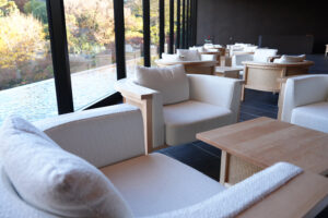 株式会社八芳園 本館 メインロビー 鹿田室礼”R”テクスチャ採用チェア