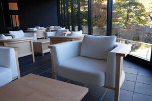 株式会社八芳園 本館 メインロビー 鹿田室礼”R”テクスチャ採用チェア