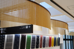 九州道上り 広川サービスエリア施設 (西日本パブリック株式会社様) 八女すだれを使用した天井装飾