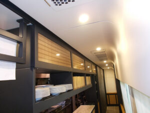 西鉄観光列車　「ザ・レールキッチン・チクゴ」オープンキッチンとパントリーの上部戸棚