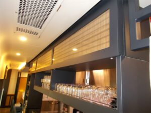 西鉄観光列車　「ザ・レールキッチン・チクゴ」オープンキッチンとパントリーの上部戸棚